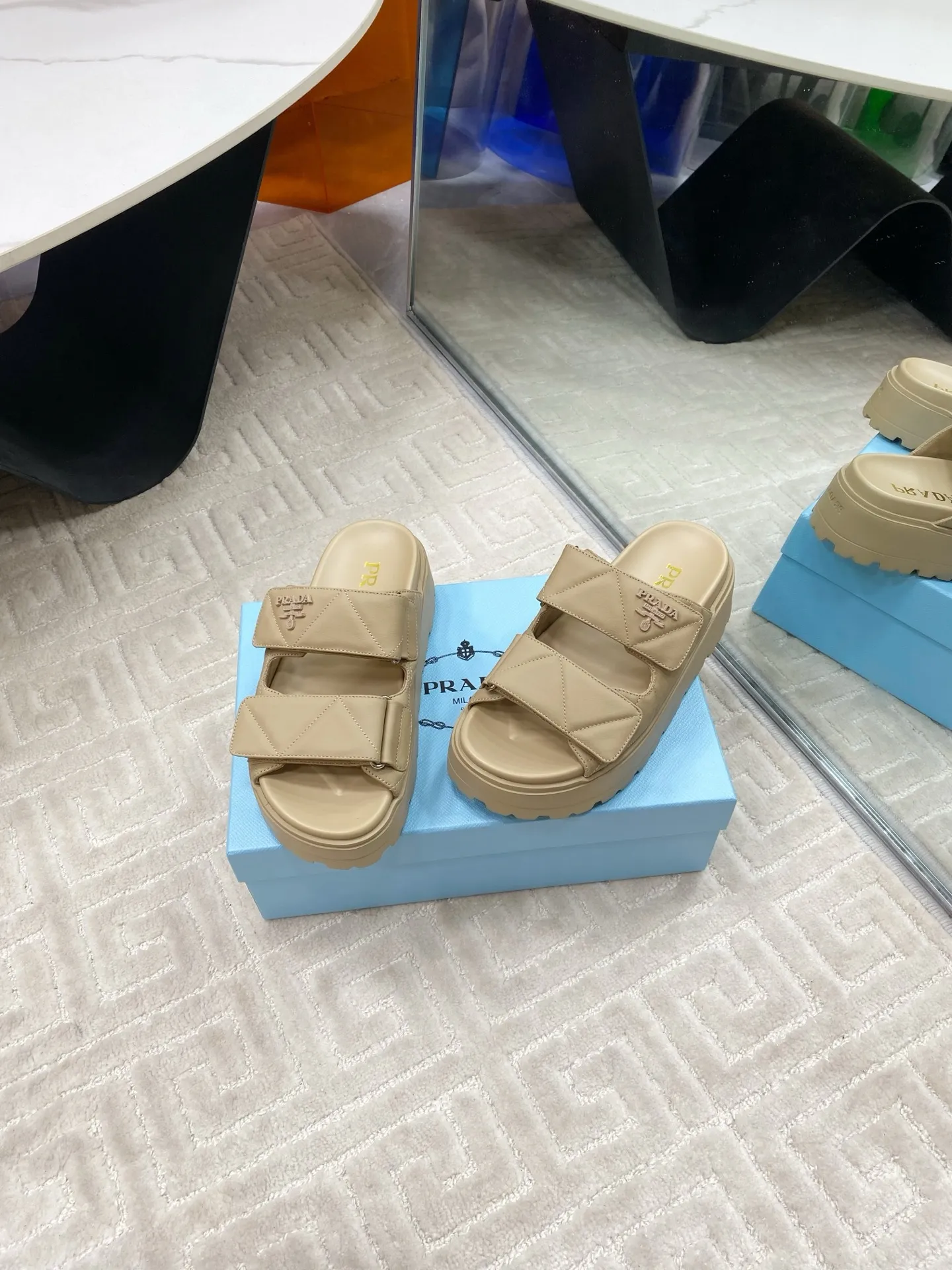 👟👟Ex-factory price 580👟👟 Prada Prada 2025 spring and summer new sandals Roman thick-soled Velcro sandals slippers The latest catwalk style, classic upgrades Comfort and fashionability coexist Each color combination looks good, and the design matches different style needs Upper: Original customized cowhide Lining: Original customized sheepskin lining, cowhide Foot pads Outsole: Original open-molded anti-slip outsole Shoe size: 35-40